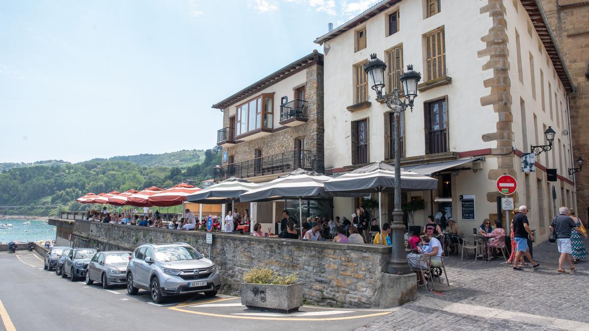 Bares de Getaria con la terrazas repletas de clientes.