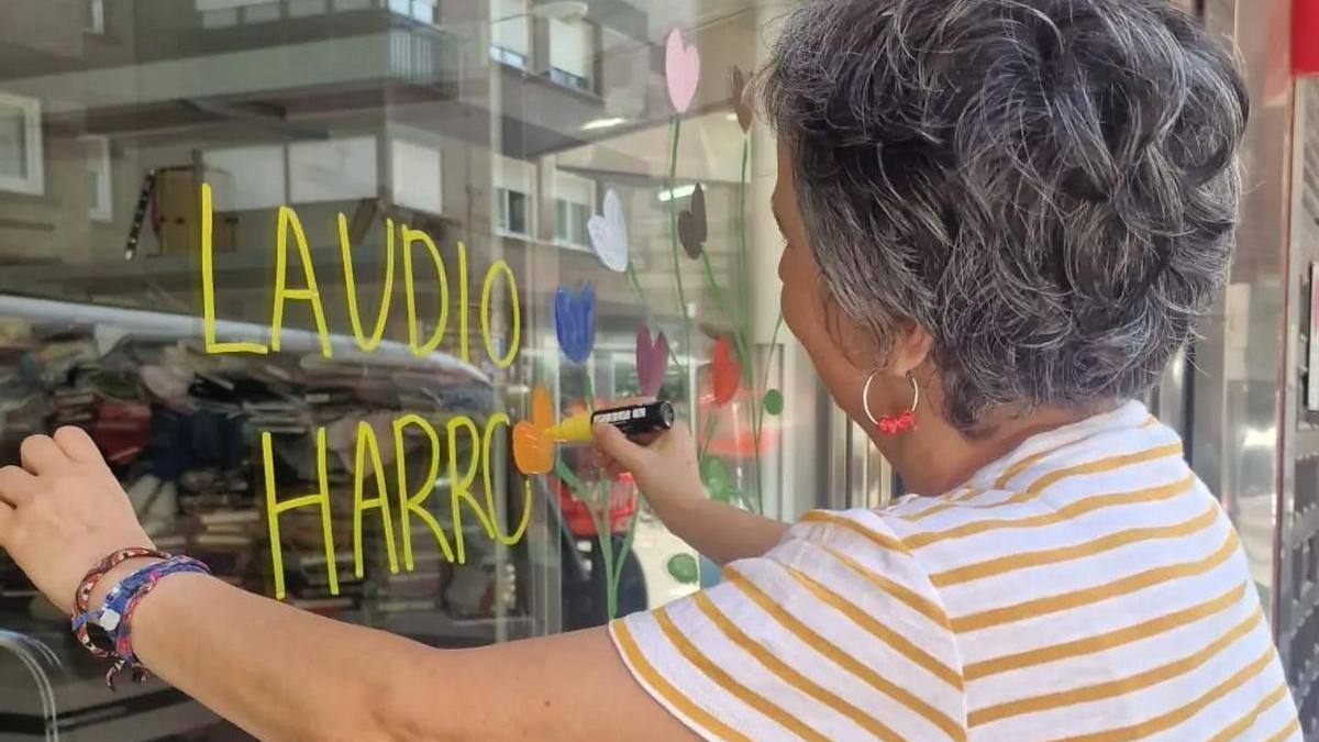 Uno de los comercios de Laudio decorando su escaparate para la cita