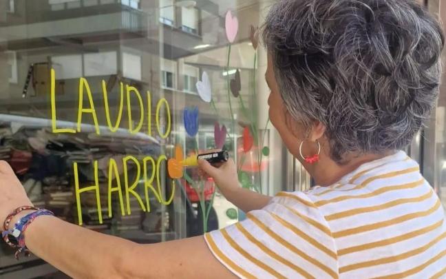 Uno de los comercios de Laudio decorando su escaparate para la cita