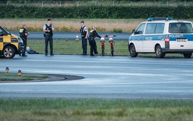 Dispositivo de la policía alemana en el aeropuerto de Hamburgo.