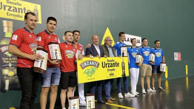 Los pelotaris de Aspe, de rojo, posan tras el desafío celebrado en el Adarraga. Los pelotaris de Aspe, de rojo, posan tras el desafío celebrado en el Adarraga.
