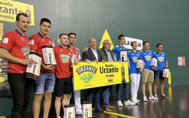 Los pelotaris de Aspe, de rojo, posan tras el desafío celebrado en el Adarraga. Los pelotaris de Aspe, de rojo, posan tras el desafío celebrado en el Adarraga.