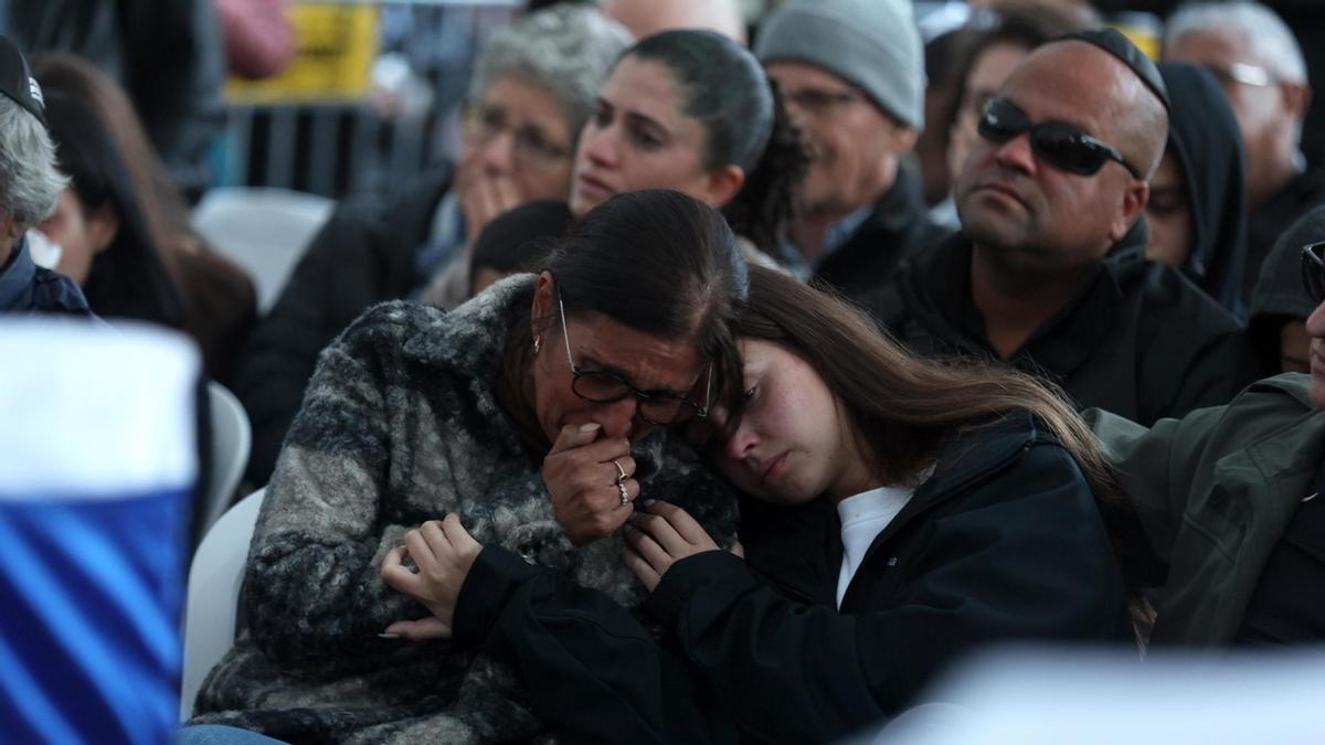 Funeral por una mujer israelí y su hijo, asesinados en la frontera con el Líbano.