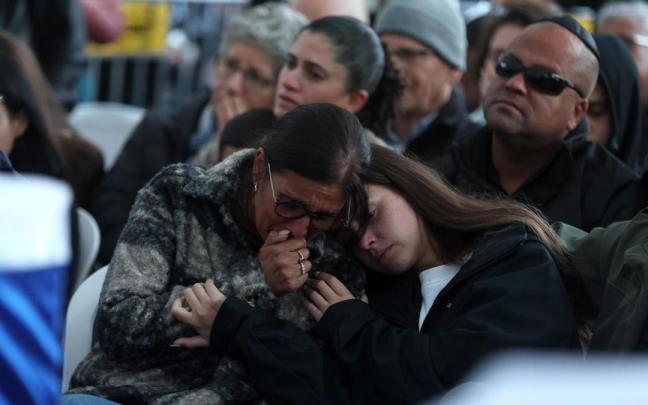 Funeral por una mujer israelí y su hijo, asesinados en la frontera con el Líbano.