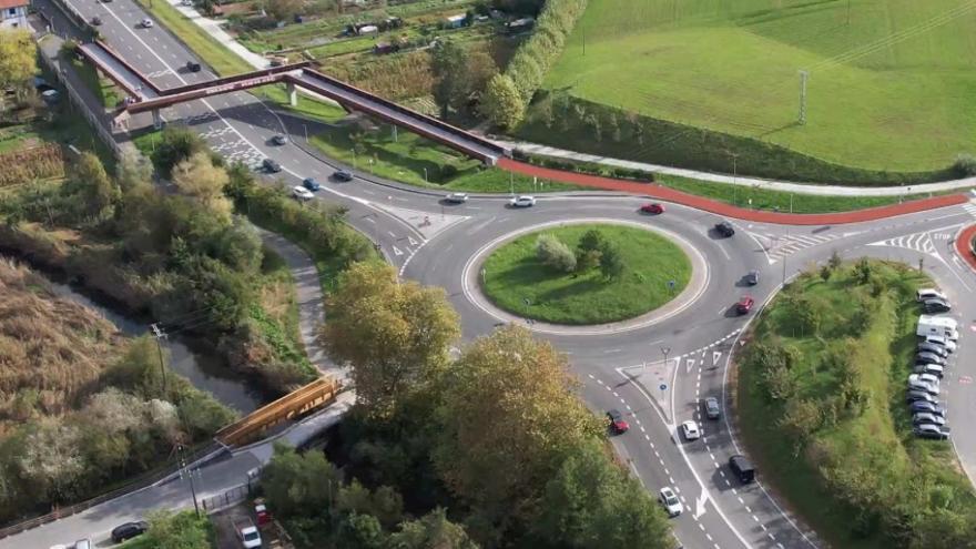 Fotomontaje del bidegorri entre Irun y Donostia en la rotonda de acceso hacia el hospital del Bidasoa, en Hondarribia