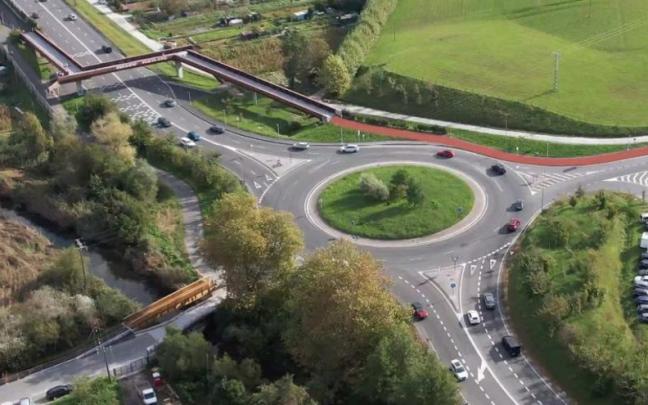Fotomontaje del bidegorri entre Irun y Donostia en la rotonda de acceso hacia el hospital del Bidasoa, en Hondarribia