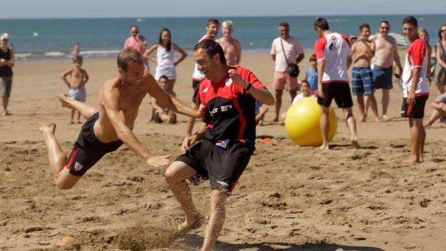 Javi Reyes, preparador físico en la era de Joaquín Caparrós, junto a Ion Vélez en una concentración en Isla Canela. / JOSÉ MARI MARTÍNEZ