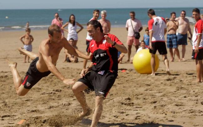Javi Reyes, preparador físico en la era de Joaquín Caparrós, junto a Ion Vélez en una concentración en Isla Canela. / JOSÉ MARI MARTÍNEZ Javi Reyes, preparador físico en la era de Joaquín Caparrós, junto a Ion Vélez en una concentración en Isla Canela. / JOSÉ MARI MARTÍNEZ