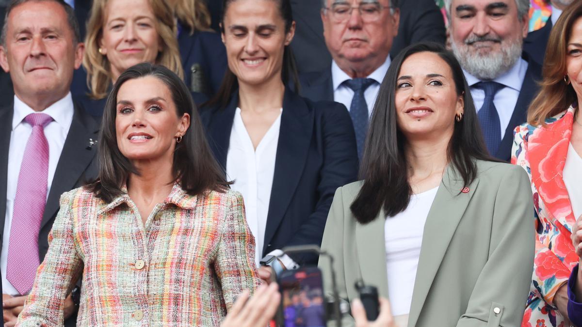 María de los Ángeles García Chaves junto a Letizia Ortiz en la final de la Copa de la Reina.