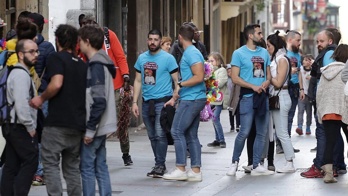 Varias cuadrillas, un sábado en el Casco de Hernani antes de la hora de comer.