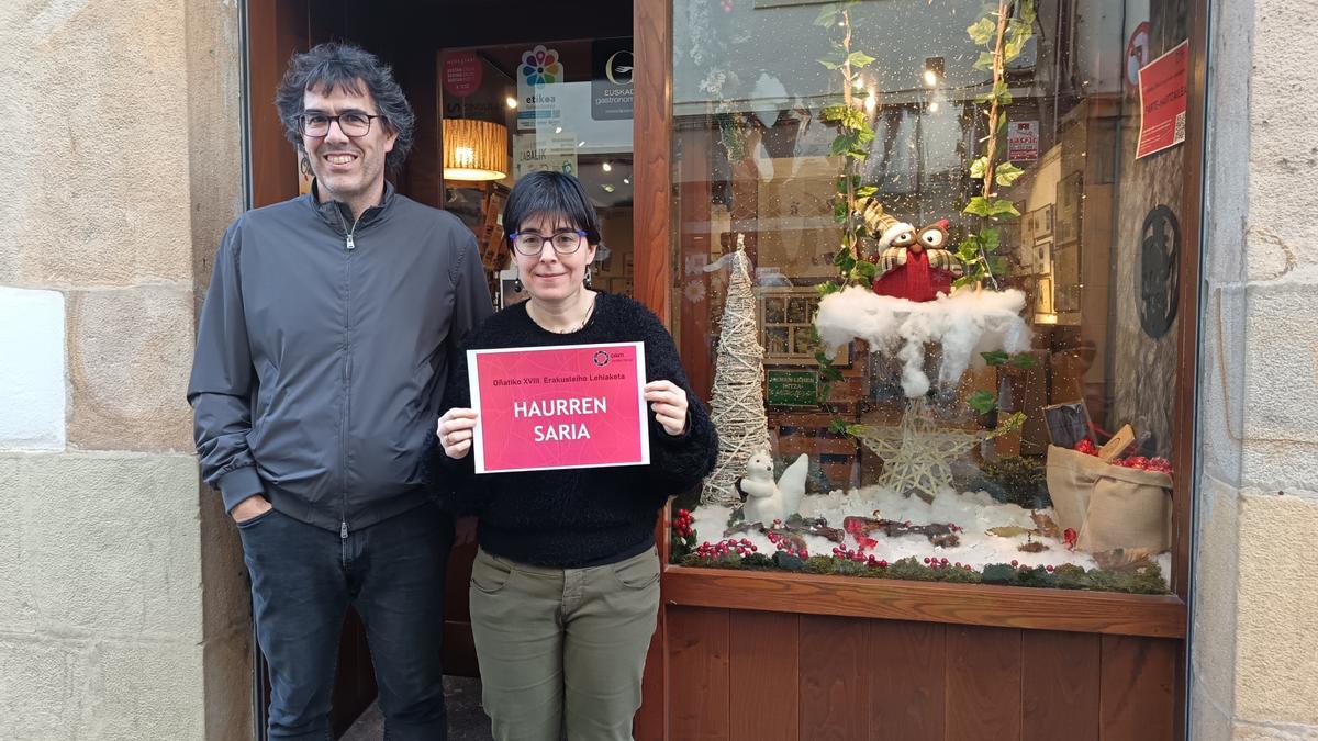 La entrañable escena del escaparate de Txokolateixia se hace con el Haurren saria.