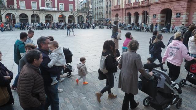 Protesta ruidosa en la plaza Untzaga de Eibar contra la falta de plazas de haurreskolas en la villa armera