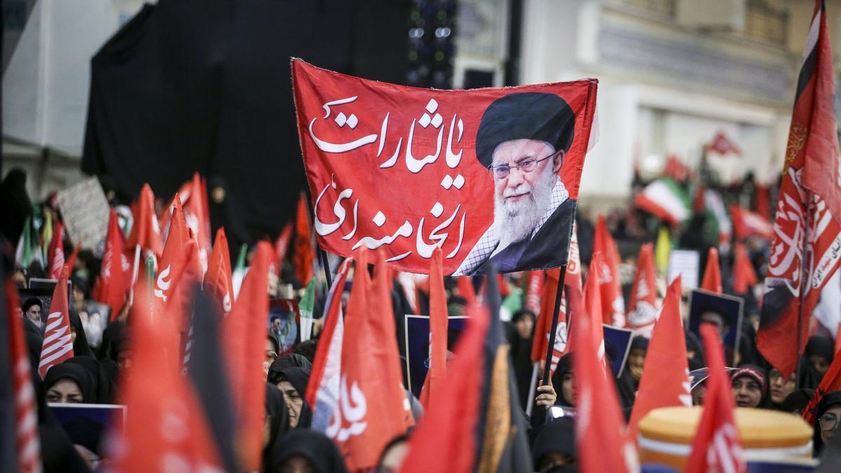 Seguidores del régimen iraní portan un retrato del asesinado líder Alí Jamení durante una manifestación en Teherán