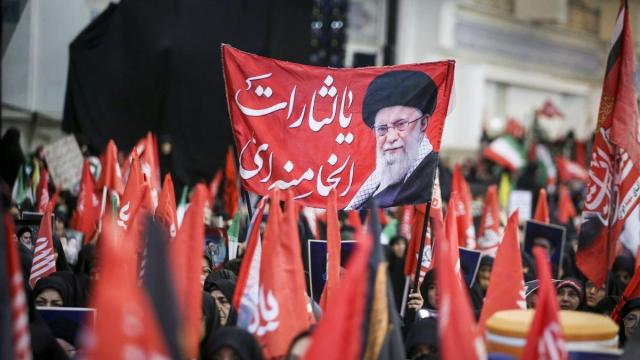Seguidores del régimen iraní portan un retrato del asesinado líder Alí Jamení durante una manifestación en Teherán