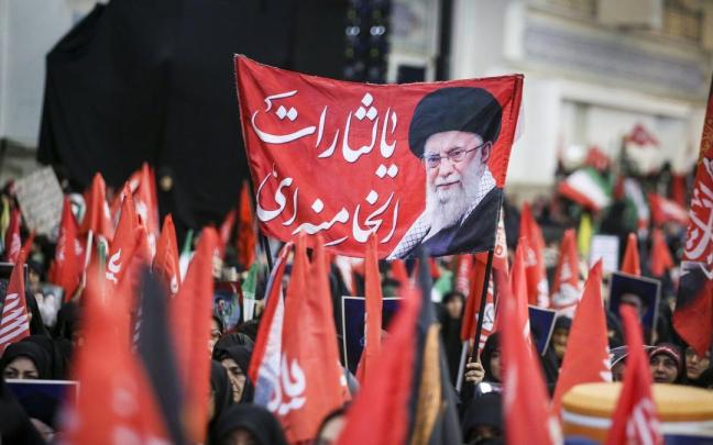 Seguidores del régimen iraní portan un retrato del asesinado líder Alí Jamení durante una manifestación en Teherán