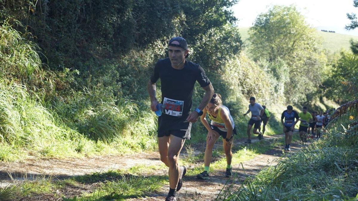 Corredores subiendo una cuesta en el Flysch Trail de Zumaia.