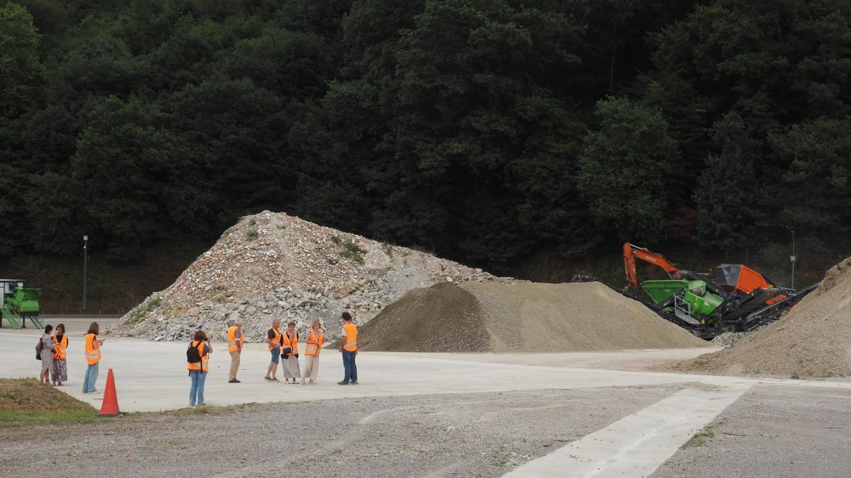 Alcaldes de la comarca, junto a la zona del tratamiento del material de obras acumulado en Laien para su recuperación y revalorización.