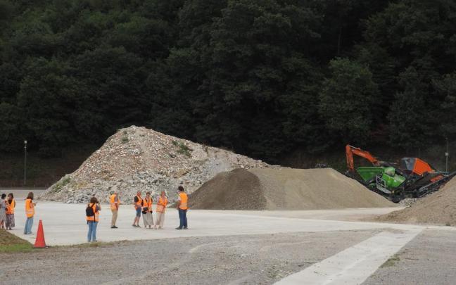 Alcaldes de la comarca, junto a la zona del tratamiento del material de obras acumulado en Laien para su recuperación y revalorización.