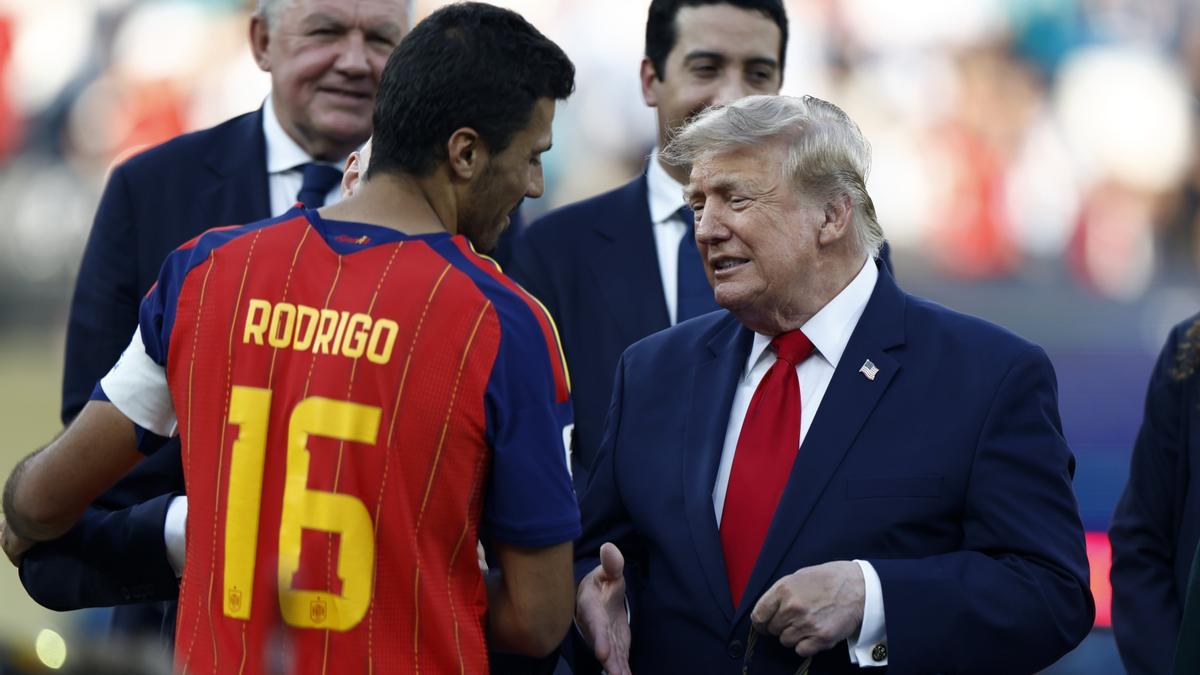 Donald Trump tiende la mano a Rodri en la entrega de medallas.