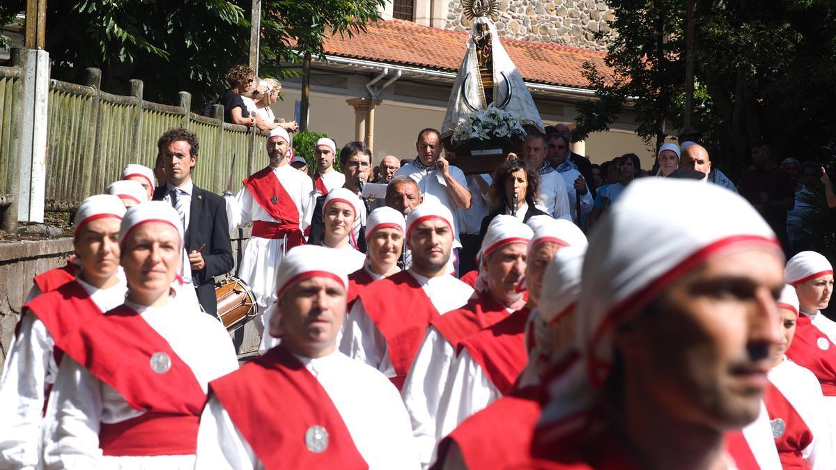 La Virgen abandonará el santuario portada por los miembros de la Cofradía y acompañada por la autoridades locales, dantzaris, txistulares y fieles.