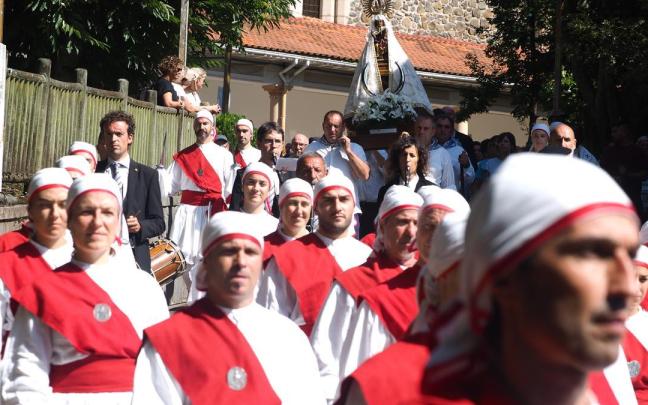 La Virgen abandonará el santuario portada por los miembros de la Cofradía y acompañada por la autoridades locales, dantzaris, txistulares y fieles.
