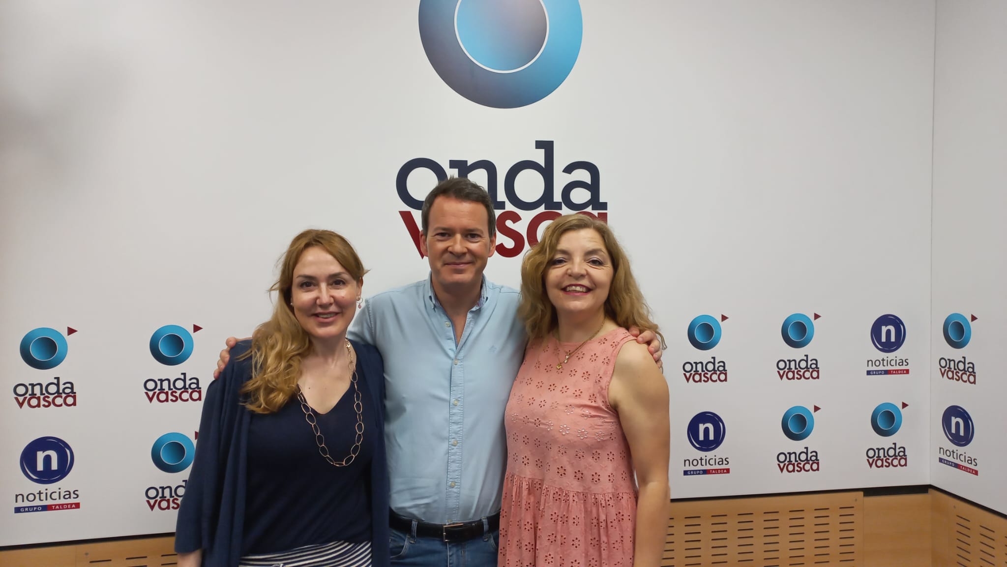 Elena Cuervo y Susana Alfageme con Txema Gutiérrez en los estudios de ONDA VASCA