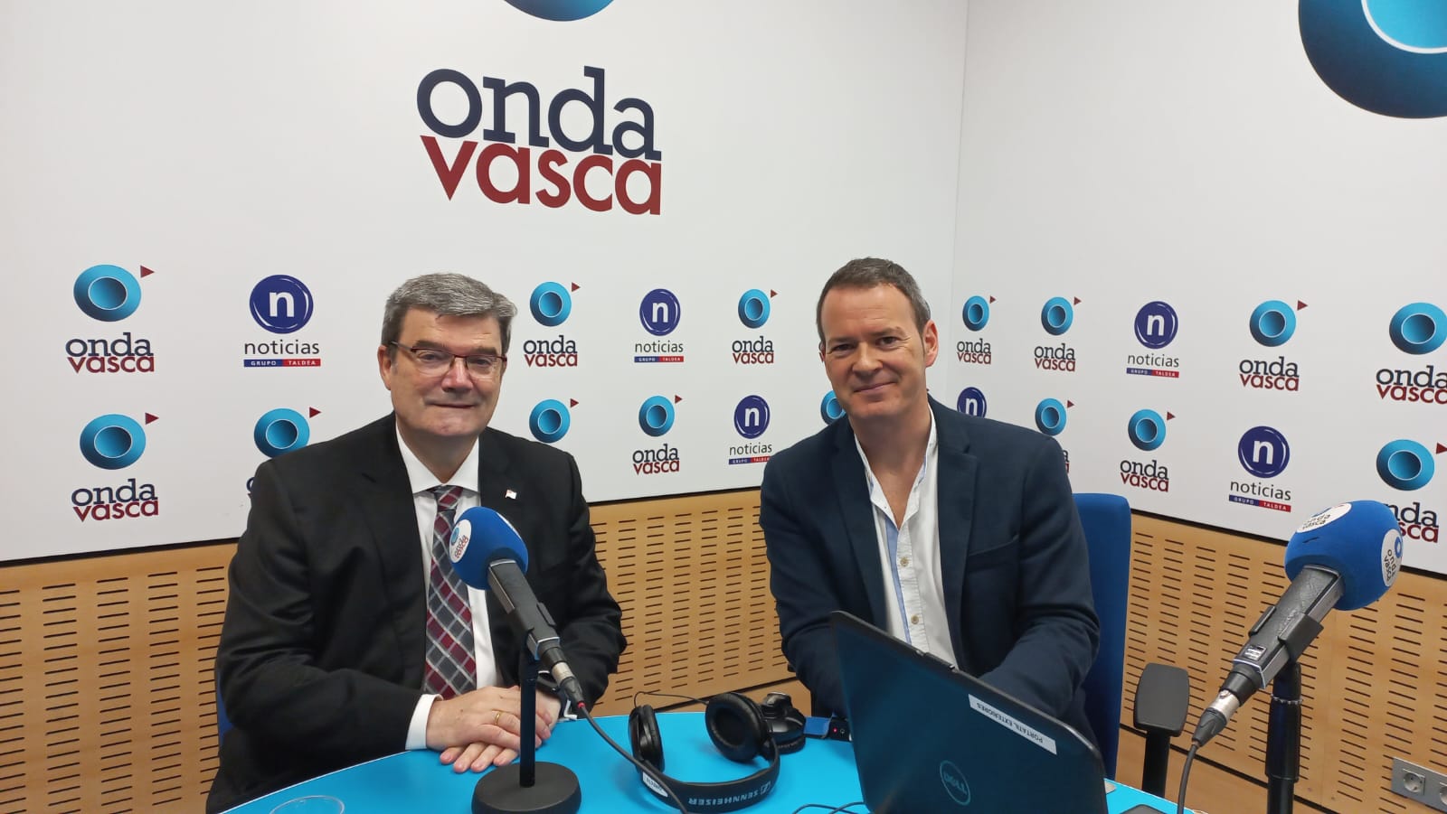 Juan Mari Aburto con Txema Gutiérrez en los estudios de ONDA VASCA