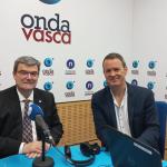 Juan Mari Aburto con Txema Gutiérrez en los estudios de ONDA VASCA