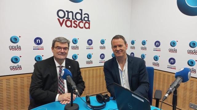 Juan Mari Aburto con Txema Gutiérrez en los estudios de ONDA VASCA Juan Mari Aburto con Txema Gutiérrez en los estudios de ONDA VASCA