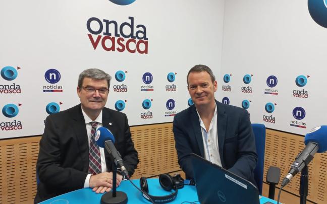 Juan Mari Aburto con Txema Gutiérrez en los estudios de ONDA VASCA