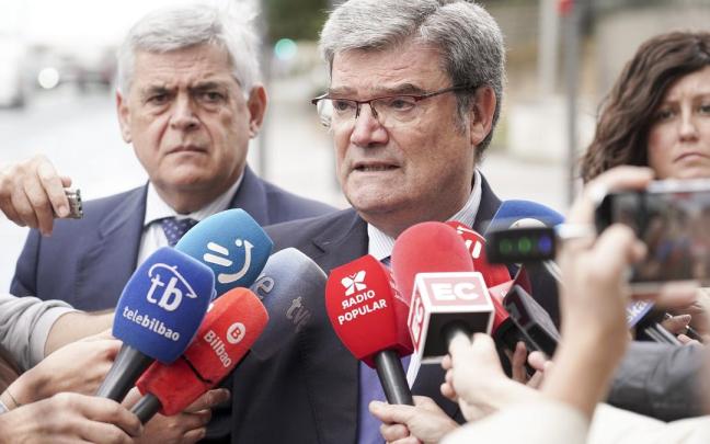 El alcalde Juan Mari Aburto, este lunes, durante la inauguración de unas obras en Luis Briñas. Miguel Acera