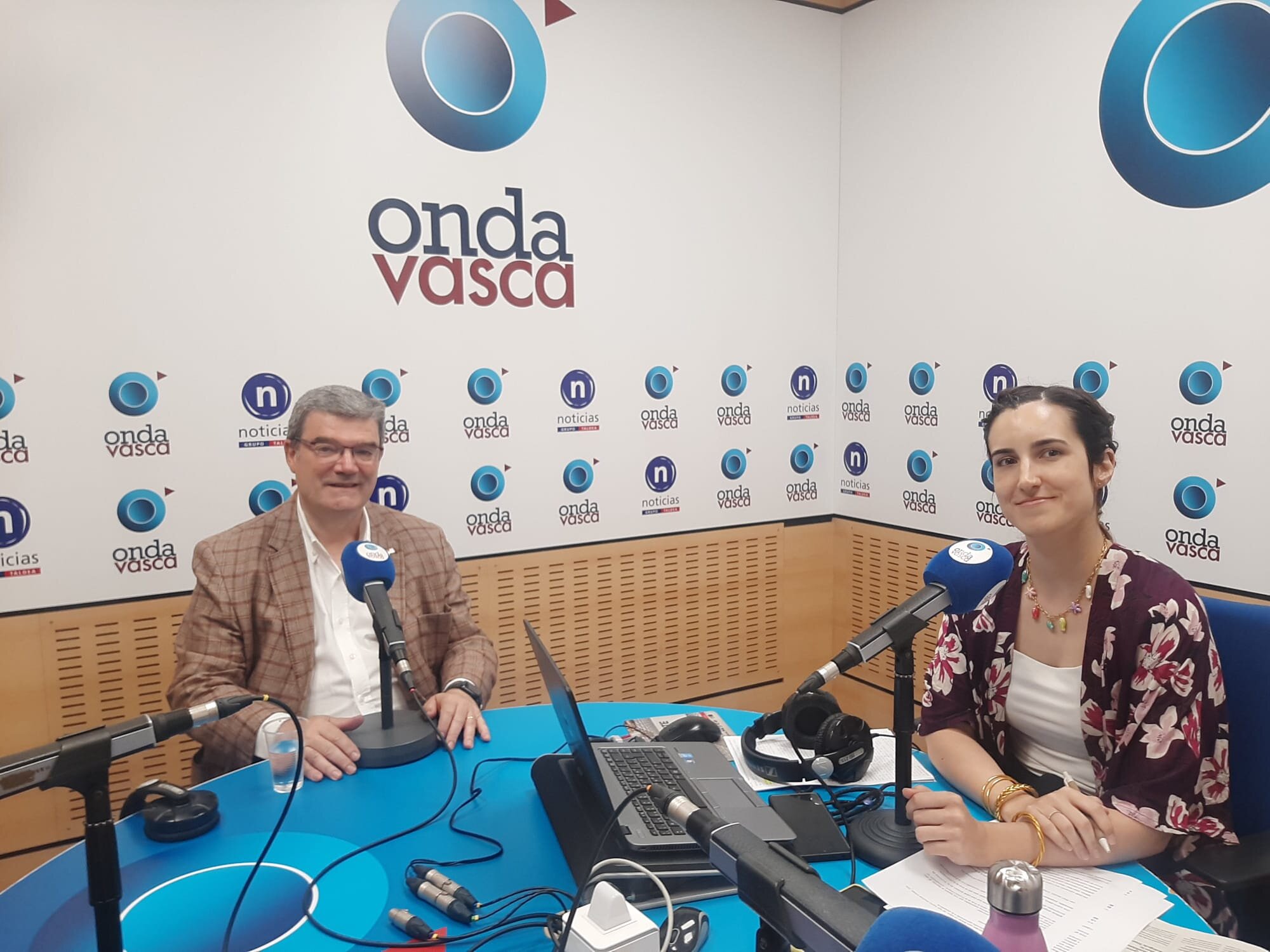 Juan Mari Aburto con Iranzu Calvo en los estudios de ONDA VASCA
