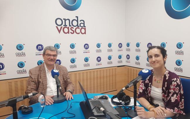 Juan Mari Aburto con Iranzu Calvo en los estudios de ONDA VASCA