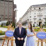 Juan Mari Aburto y Eider Inuntziaga en la presentación de las placas de la Plaza Elíptica de Bilbao. AYUNTAMIENTO DE BILBAO 