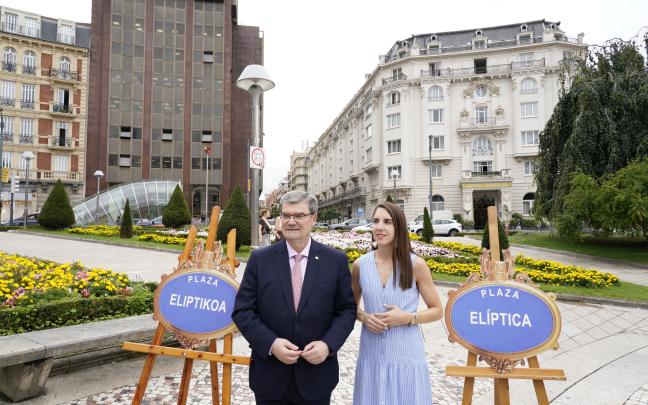 Juan Mari Aburto y Eider Inuntziaga en la presentación de las placas de la Plaza Elíptica de Bilbao. AYUNTAMIENTO DE BILBAO 
