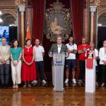 Aburto ha trasladado sus más sinceras felicitaciones a unos emocionados remeros / Bilbao Udala