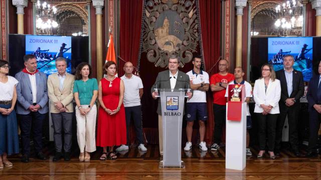 Aburto ha trasladado sus más sinceras felicitaciones a unos emocionados remeros / Bilbao Udala