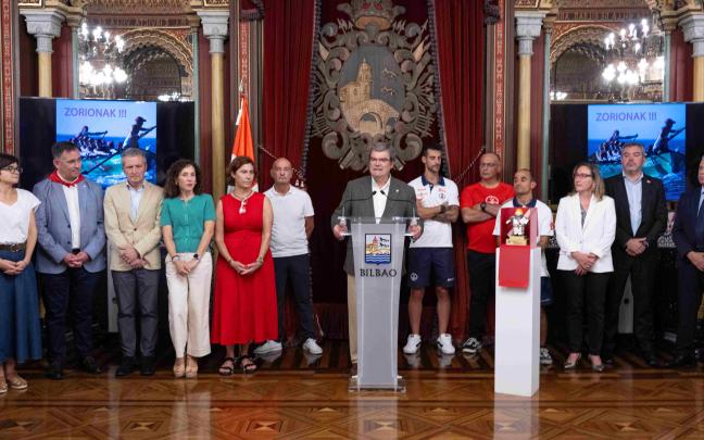 Aburto ha trasladado sus más sinceras felicitaciones a unos emocionados remeros / Bilbao Udala