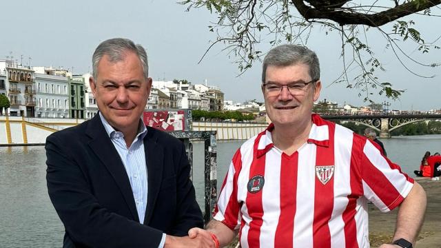 Juan Mari Aburto, junto a su colega sevillano, José Luis Sanz,en losprevios de la final de 2024