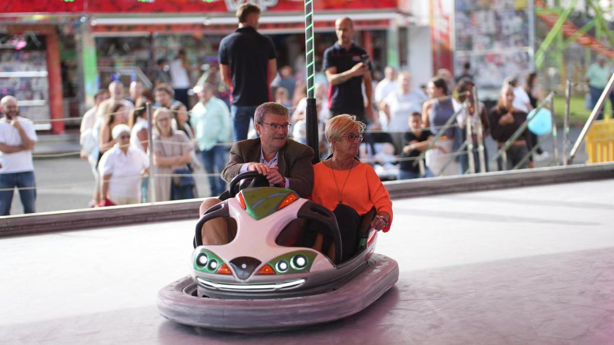 El alcalde Juan Mari Aburto y la concejala de Fiestas, Itziar Urtasun, dan un paseo en los autos de choque. Deuia - Markel Fernández