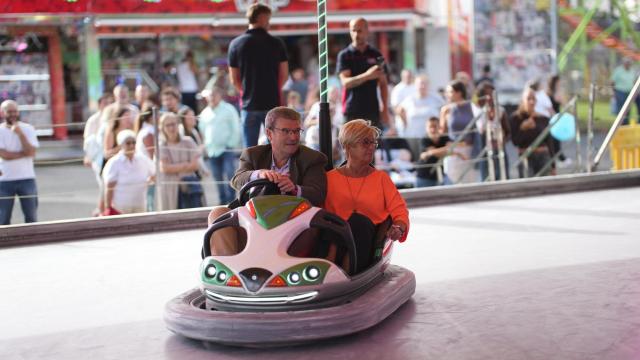 El alcalde Juan Mari Aburto y la concejala de Fiestas, Itziar Urtasun, dan un paseo en los autos de choque. Deuia - Markel Fernández