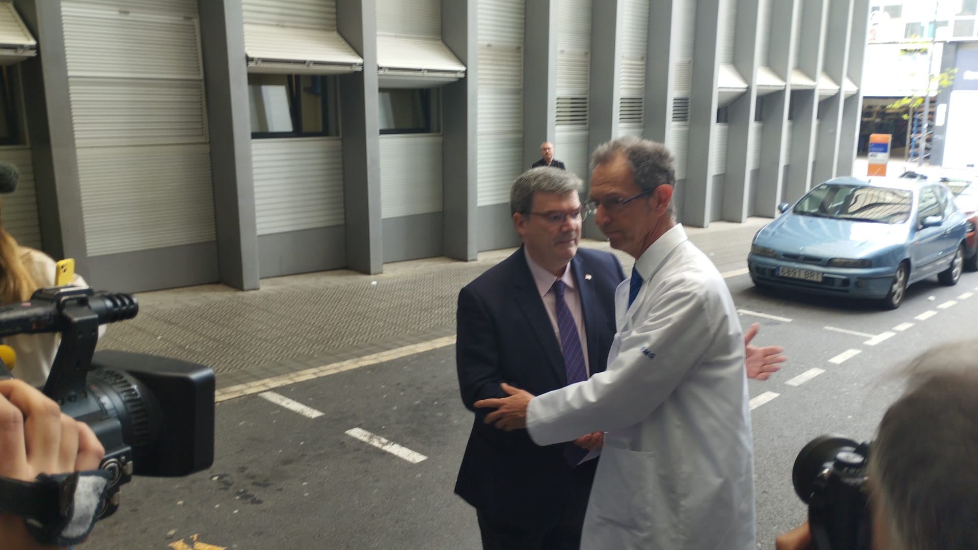 Aburto saluda al director general de IMQ