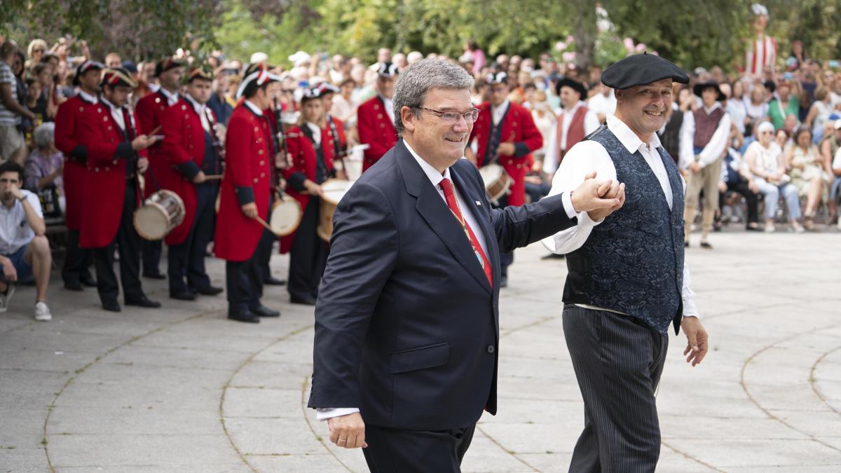 Pese a sus problemas con la prótesis de cadera el alcalde Aburto volvió a bailar el aurresku en homenaje a la Amatxu de Begoña y a la ciudad de Bilbao