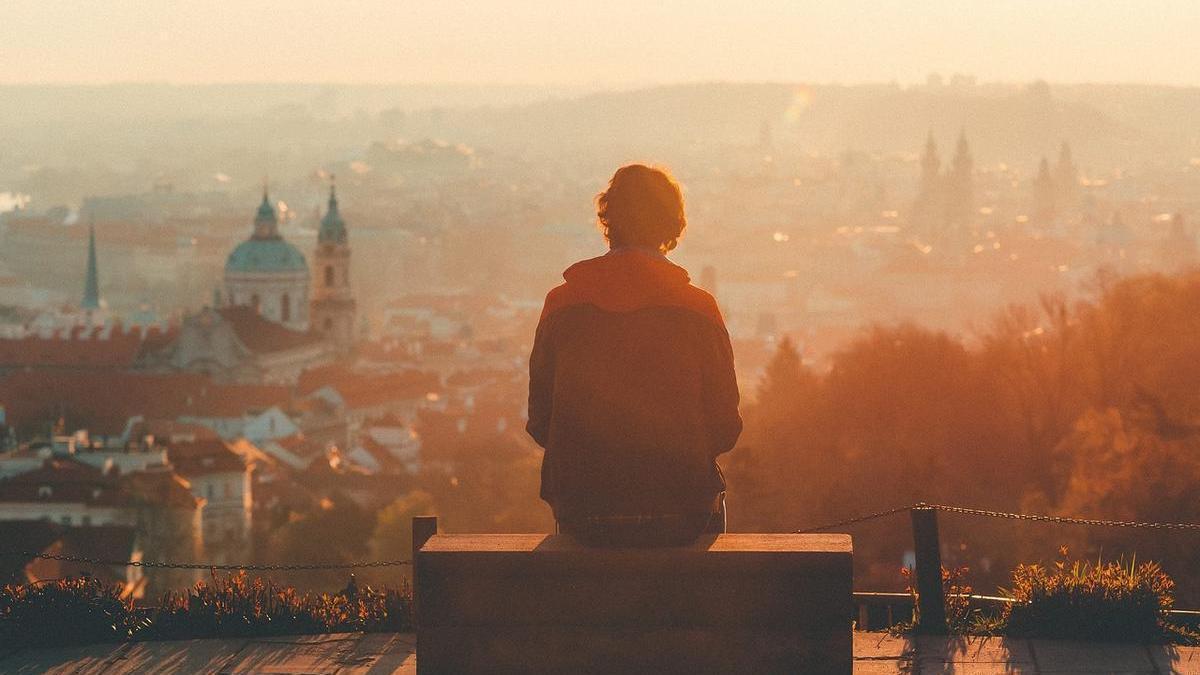Una persona mirando al horizonte de espaldas.
