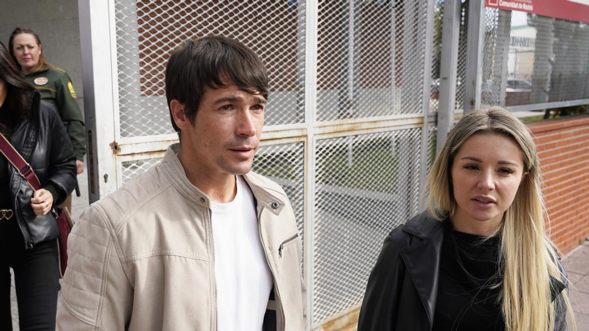 El actor Juan José Ballesta sale del juzgado junto a su abogada, Beatriz Uriarte, tras prestar declaración.