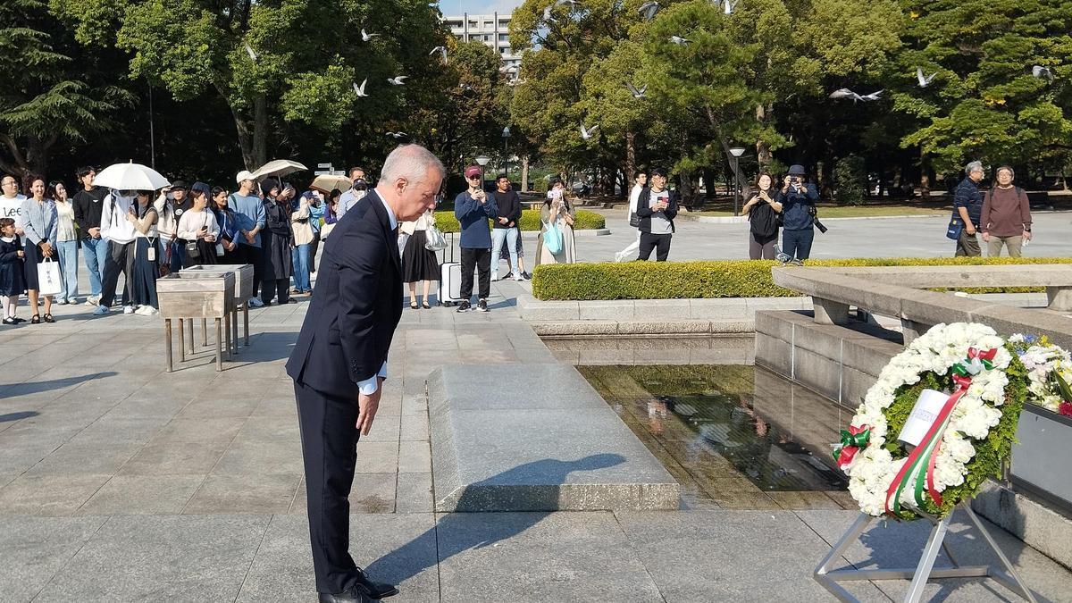 El lehendakari, en la ofrenda floral en el cenotafio de Hiroshima