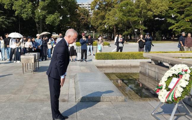 El lehendakari, en la ofrenda floral en el cenotafio de Hiroshima