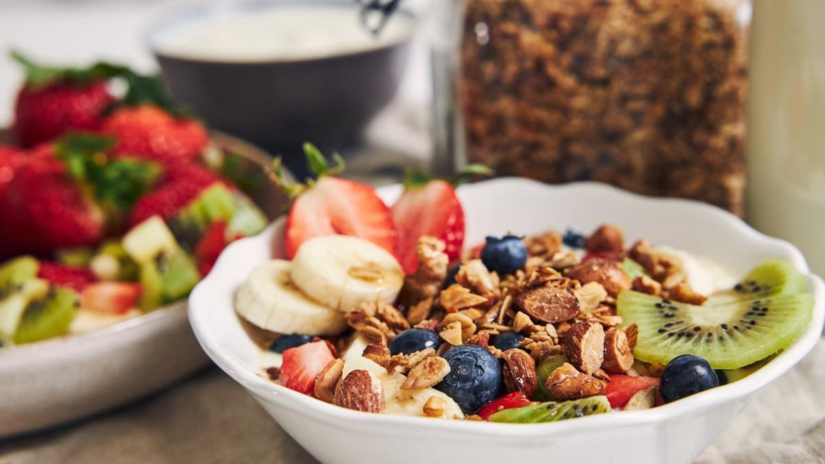 Bol con muesli y frutas variadas para el desayuno