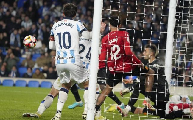 Samu salva desde dentro de la portería el lanzamiento de Tierney. / RUBEN PLAZA