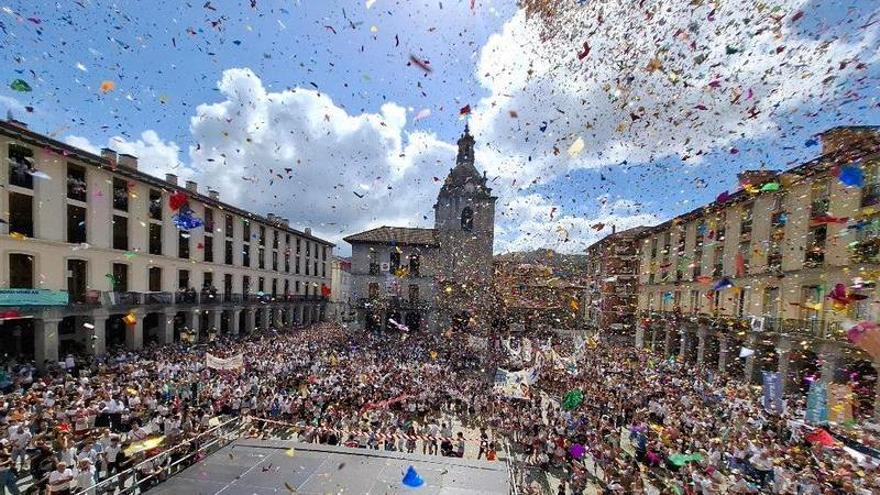 La Herriko Plaza en el txupinazo que da inicio a los Sanrokes de Laudio al mediodía de cada 15 de agosto